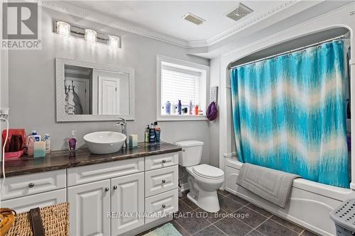 7735 Charnwood Avenue, Niagara Falls, ON - Indoor Photo Showing Bathroom