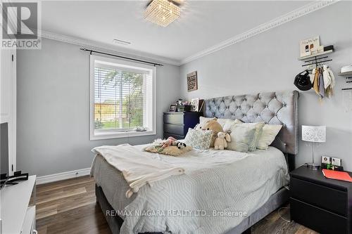 7735 Charnwood Avenue, Niagara Falls, ON - Indoor Photo Showing Bedroom