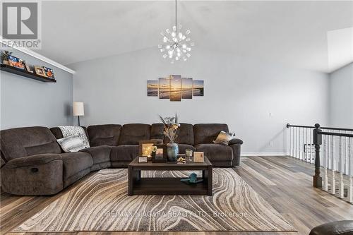 7735 Charnwood Avenue, Niagara Falls, ON - Indoor Photo Showing Living Room