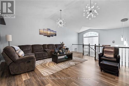 7735 Charnwood Avenue, Niagara Falls, ON - Indoor Photo Showing Living Room