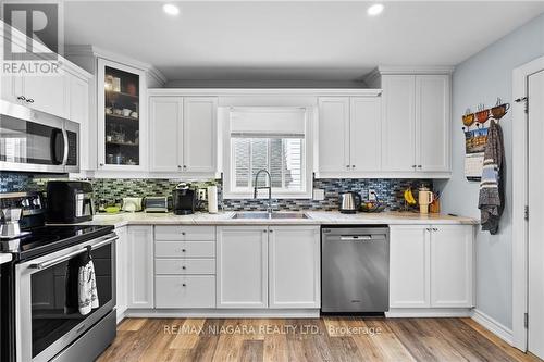 7735 Charnwood Avenue, Niagara Falls, ON - Indoor Photo Showing Kitchen With Stainless Steel Kitchen