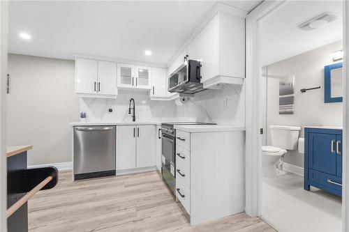 2258 Manchester Drive, Burlington, ON - Indoor Photo Showing Kitchen