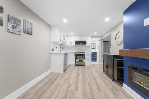 2258 Manchester Drive, Burlington, ON - Indoor Photo Showing Kitchen