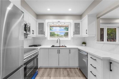 2258 Manchester Drive, Burlington, ON - Indoor Photo Showing Kitchen With Upgraded Kitchen