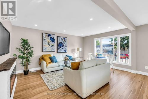 165 Bellingham Drive S, Hamilton, ON - Indoor Photo Showing Living Room