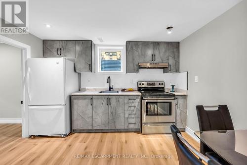 165 Bellingham Drive S, Hamilton, ON - Indoor Photo Showing Kitchen