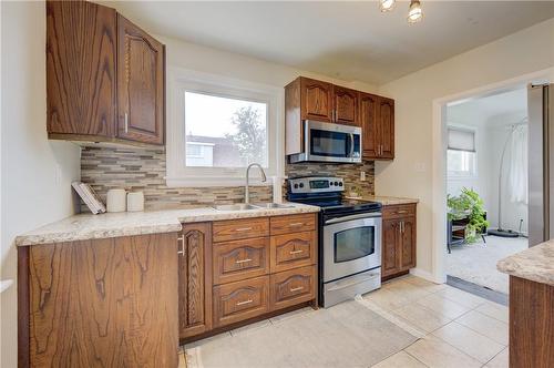 125 East 23Rd Street, Hamilton, ON - Indoor Photo Showing Kitchen With Double Sink