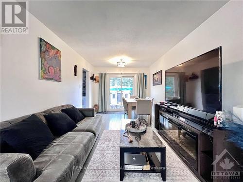 40 Stable Way, Ottawa, ON - Indoor Photo Showing Living Room