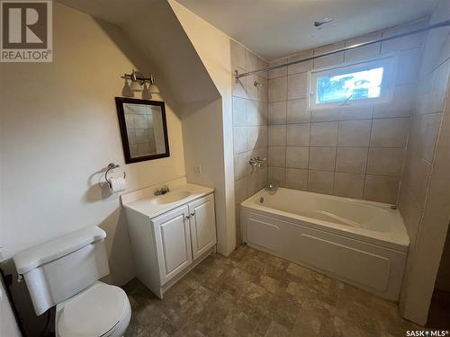 125 2Nd Street Nw, Wadena, SK - Indoor Photo Showing Bathroom