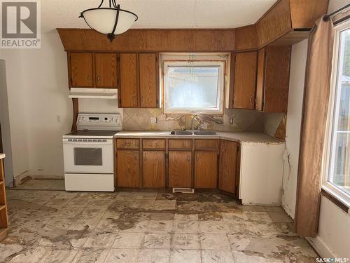 125 2Nd Street Nw, Wadena, SK - Indoor Photo Showing Kitchen With Double Sink