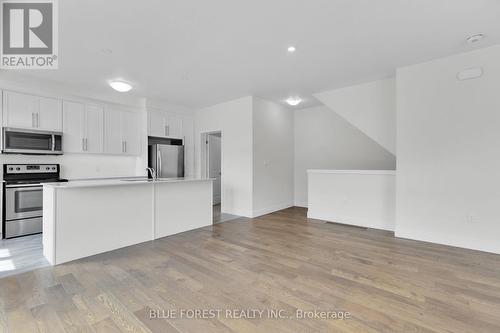 126 - 1960 Dalmagarry Road, London, ON - Indoor Photo Showing Kitchen