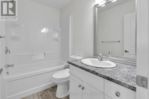 126 - 1960 Dalmagarry Road, London, ON - Indoor Photo Showing Bathroom