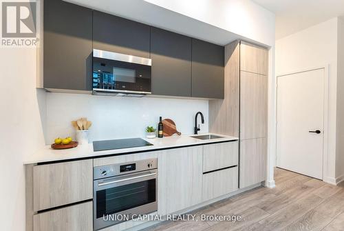 301 - 108 Peter Street, Toronto (Waterfront Communities), ON - Indoor Photo Showing Kitchen