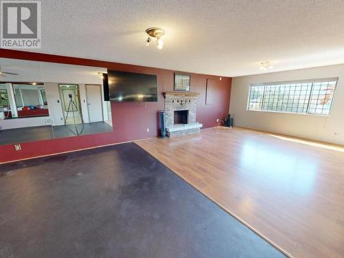 3756 Manitoba Ave, Powell River, BC - Indoor With Fireplace