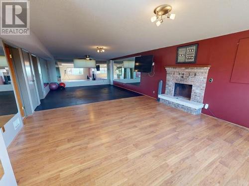 3756 Manitoba Ave, Powell River, BC - Indoor With Fireplace