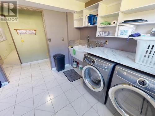 3756 Manitoba Ave, Powell River, BC - Indoor Photo Showing Laundry Room