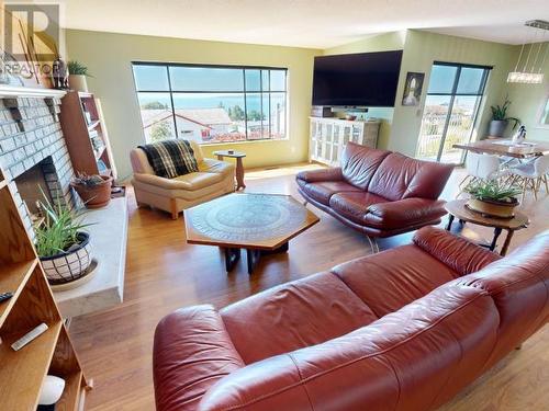 3756 Manitoba Ave, Powell River, BC - Indoor Photo Showing Living Room With Fireplace