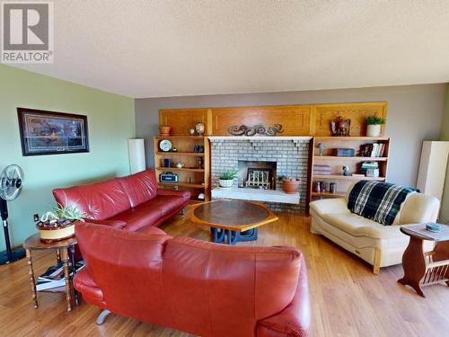 3756 Manitoba Ave, Powell River, BC - Indoor Photo Showing Living Room With Fireplace