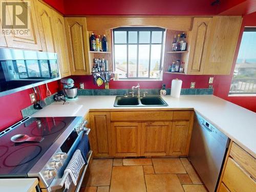 3756 Manitoba Ave, Powell River, BC - Indoor Photo Showing Kitchen With Double Sink