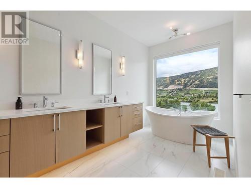 15874 Kobayashi Court, Lake Country, BC - Indoor Photo Showing Bathroom