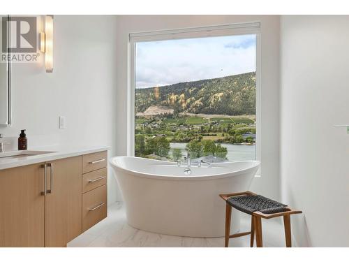 15874 Kobayashi Court, Lake Country, BC - Indoor Photo Showing Bathroom