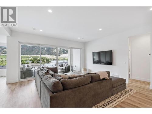 15874 Kobayashi Court, Lake Country, BC - Indoor Photo Showing Living Room