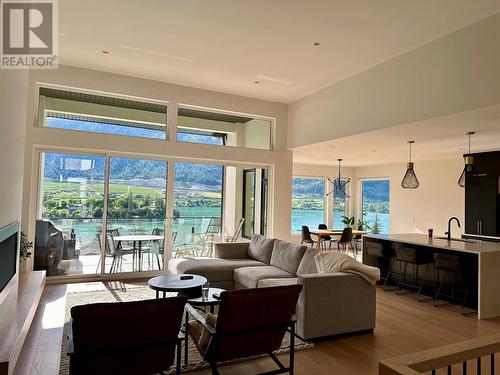 15874 Kobayashi Court, Lake Country, BC - Indoor Photo Showing Living Room