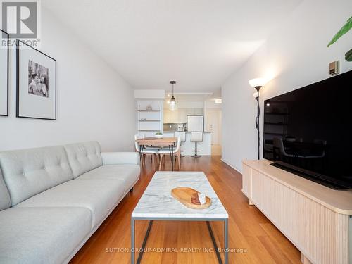 907 - 260 Merton Street, Toronto (Mount Pleasant West), ON - Indoor Photo Showing Living Room