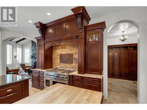 714 Kuipers Crescent, Kelowna, BC - Indoor Photo Showing Kitchen