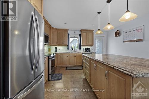 75 Settlement Lane, Russell, ON - Indoor Photo Showing Kitchen With Stainless Steel Kitchen With Upgraded Kitchen