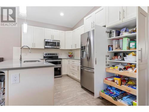 5009 Twinflower Crescent, Kelowna, BC - Indoor Photo Showing Kitchen