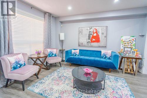 28 Wandering Trail Drive, Brampton (Northwest Sandalwood Parkway), ON - Indoor Photo Showing Living Room