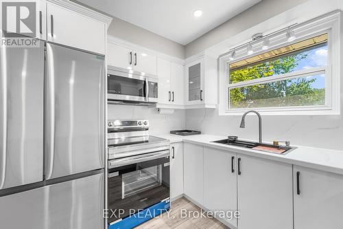 2258 Manchester Drive, Burlington (Brant Hills), ON - Indoor Photo Showing Kitchen