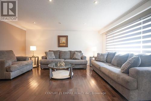 516 Woodward Avenue, Milton (Dorset Park), ON - Indoor Photo Showing Living Room