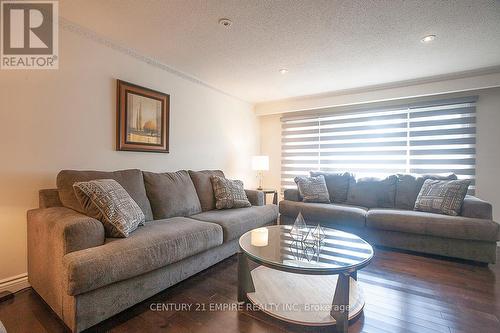 516 Woodward Avenue, Milton (Dorset Park), ON - Indoor Photo Showing Living Room