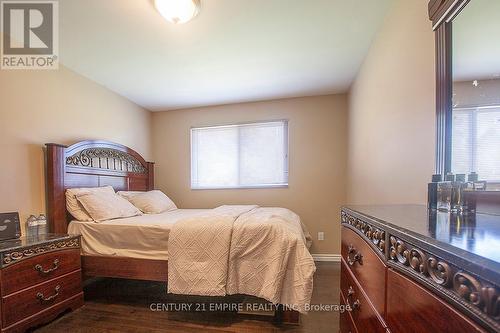 516 Woodward Avenue, Milton (Dorset Park), ON - Indoor Photo Showing Bedroom