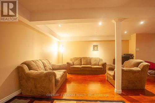 516 Woodward Avenue, Milton (Dorset Park), ON - Indoor Photo Showing Living Room