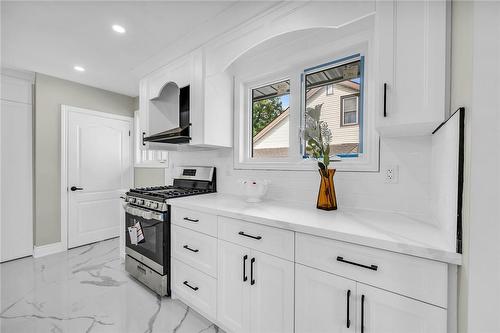 66 Howe Avenue, Hamilton, ON - Indoor Photo Showing Kitchen