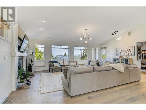 465 Okaview Road, Kelowna, BC - Indoor Photo Showing Living Room