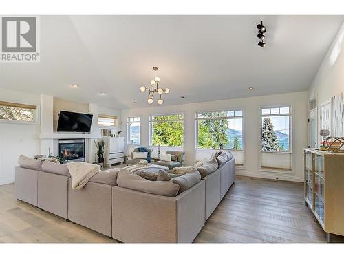 465 Okaview Road, Kelowna, BC - Indoor Photo Showing Living Room With Fireplace