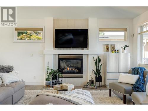 465 Okaview Road, Kelowna, BC - Indoor Photo Showing Living Room With Fireplace