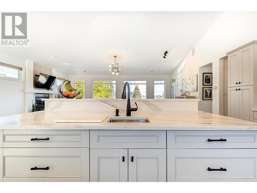 465 Okaview Road, Kelowna, BC - Indoor Photo Showing Kitchen