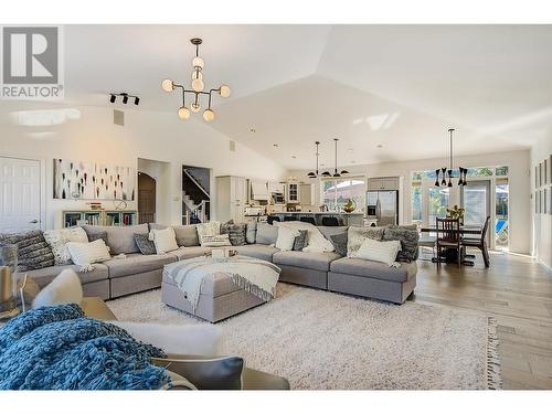 465 Okaview Road, Kelowna, BC - Indoor Photo Showing Living Room