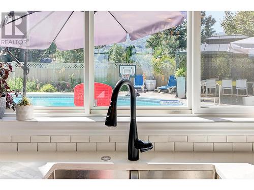 465 Okaview Road, Kelowna, BC - Indoor Photo Showing Kitchen With Double Sink