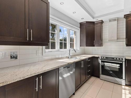 Kitchen - 436 Ch. Strathcona, Mont-Royal, QC - Indoor Photo Showing Kitchen With Upgraded Kitchen