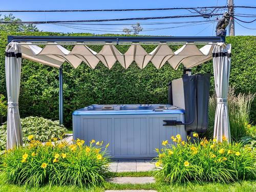 Hot tub - 1553 Boul. Jolibourg, Laval (Sainte-Dorothée), QC - Outdoor