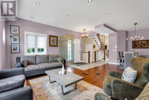 25 Crispin Court, Markham (Buttonville), ON - Indoor Photo Showing Living Room