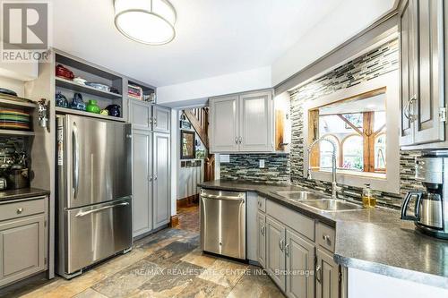 627 Bayshore Boulevard, Burlington, ON - Indoor Photo Showing Kitchen With Double Sink