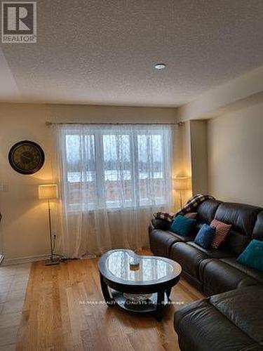 280 Explorer Way, Thorold, ON - Indoor Photo Showing Living Room