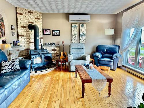 Living room - 212 Ch. Du Cap-Rouge, Les Îles-De-La-Madeleine, QC - Indoor Photo Showing Living Room